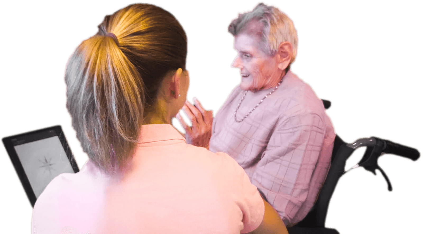 Menschen in einer Betreuungseinrichtung, die gemeinsam lächeln und interagieren