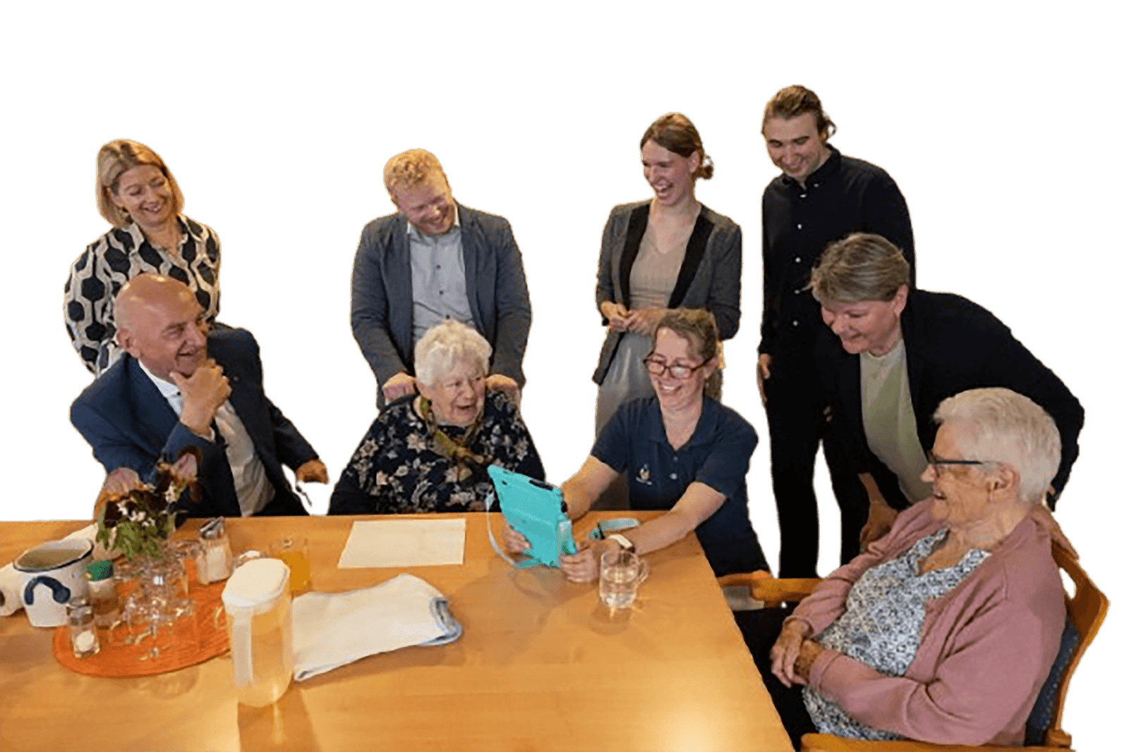 Menschen in einer Betreuungseinrichtung, die gemeinsam lächeln und interagieren